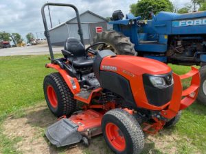 Pre-Owned Kubota B2601 4wd ROPS Tractor w/ 60″ mowing deck, 3 speed HST transmission