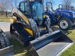 New Holland C332 Skid Steer Loader, Deluxe Cab, E-H Controls